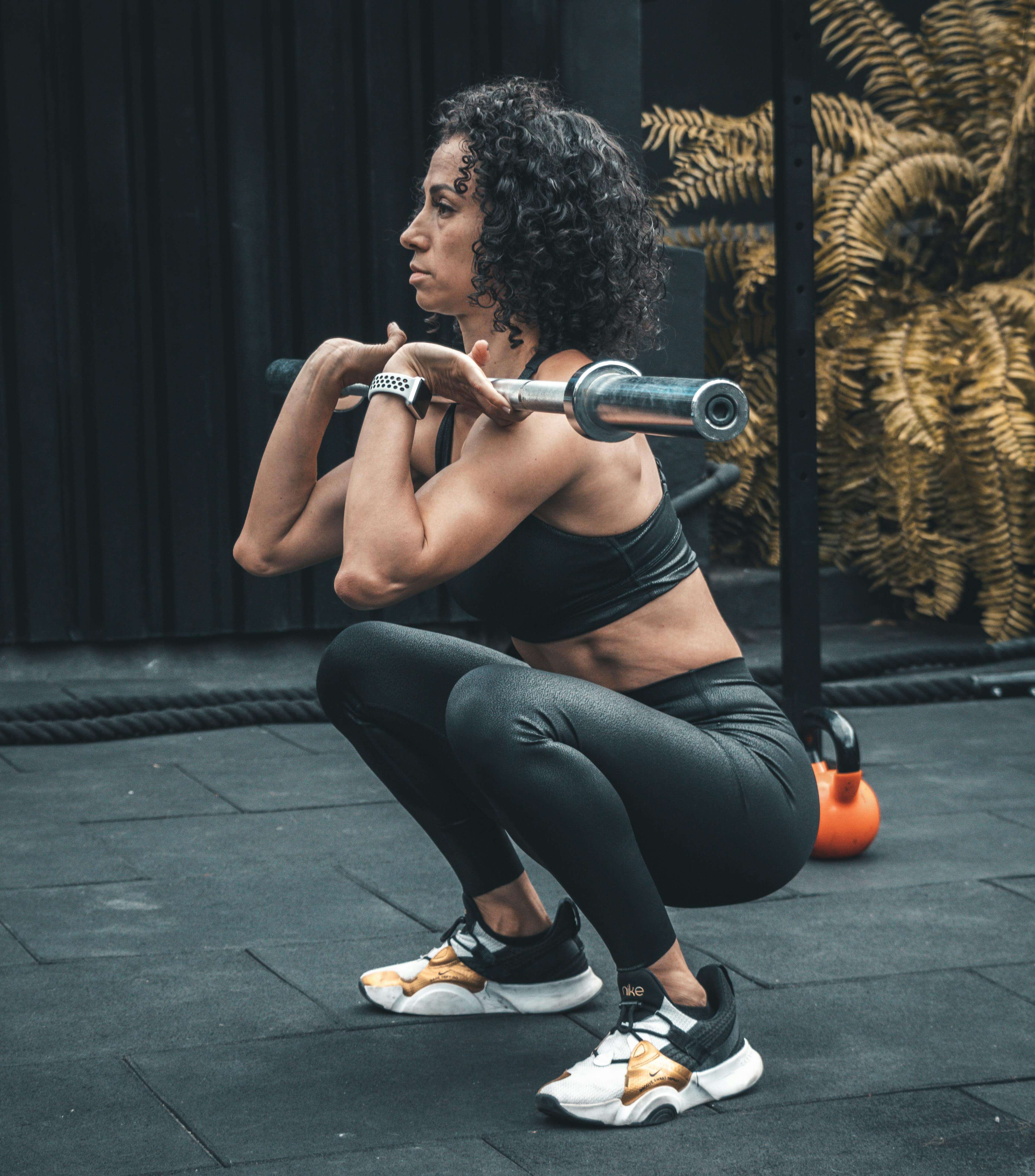 Eine Durchtrainierte Frau Mittleren Alters Macht Die Übung Clean Und Jerk Fitnesstraining Mit Der Langhantel Training Mit Gewichten Eine Durchtrainierte Frau Mittleren Alters Macht Die Übung Clean Und Jerk Fitnesstraining Mit Der Langhantel Training Mit Gewichten